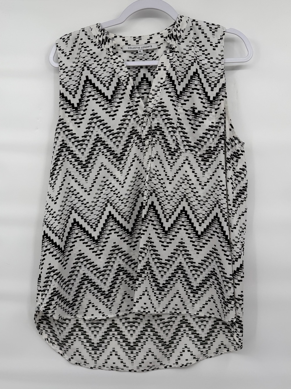 Collective Concepts black white chevron print sleeveless blouse